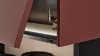 Étagère moderne avec étagères sombres et verre, design élégant par Nolte Living.