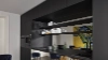 Une cuisine moderne noire avec étagères et appareils, conçue par Nolte Kitchen.