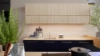 Eine moderne Küche mit Holz- und Dunkelblau-Elementen, versehen mit Nolte Küchen Design.