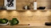 Cucina moderna con effetto legno, scaffali e decorazioni, progettata da Nolte Kitchen.