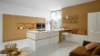 Une cuisine moderne avec des éléments blancs et dorés, équipée par Nolte Kitchen.