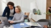 Un couple travaille sur un ordinateur portable dans un salon moderne. Nolte Living.