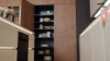 Eine moderne Küche mit Holz- und weißen Elementen; Nolte Küchen.