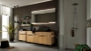 Moderne badkamer met houten wastafel en planken, grote spiegel en regendouche, Nolte SPA.