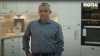 Une personne se tient dans une cuisine moderne de Nolte Kitchen.