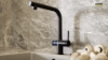 Ein stilvoller Wasserhahn in einer modernen Küche aus Marmoroptik, Nolte Küchen.