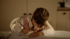 Un enfant dessine concentré à une table dans un cadre chaleureux.