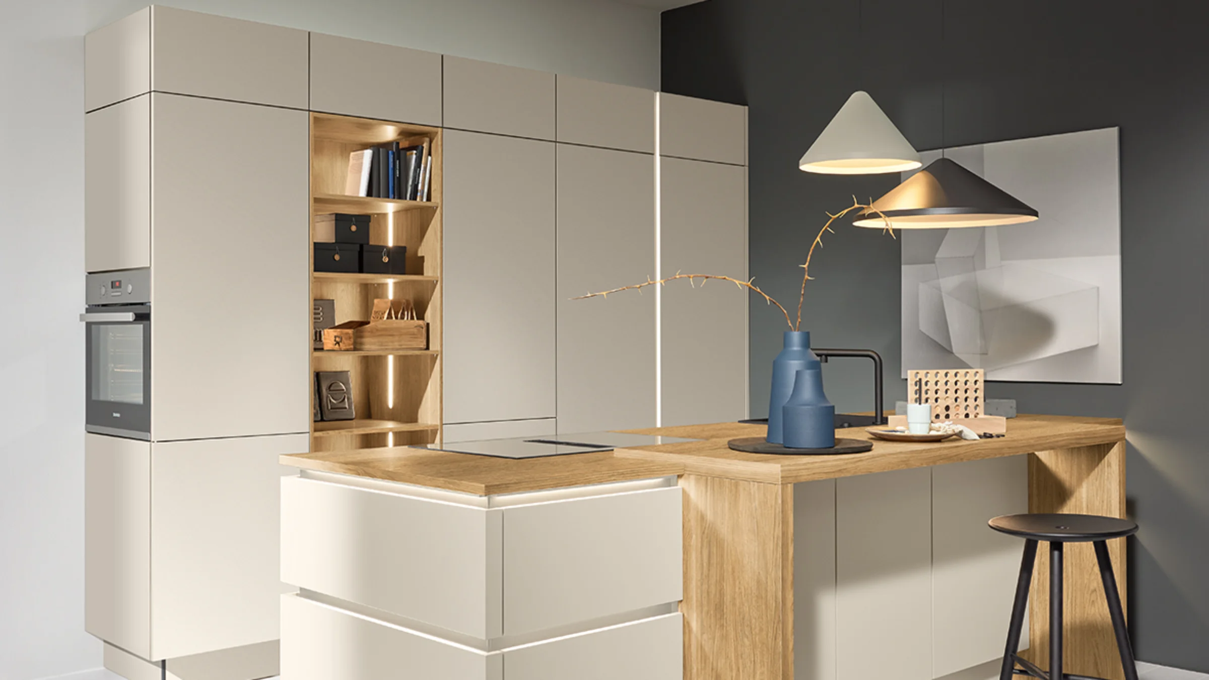 Moderne Küche mit Holzdetails und Insel, ideal für stilvolles Kochen. Nolte Küchen.