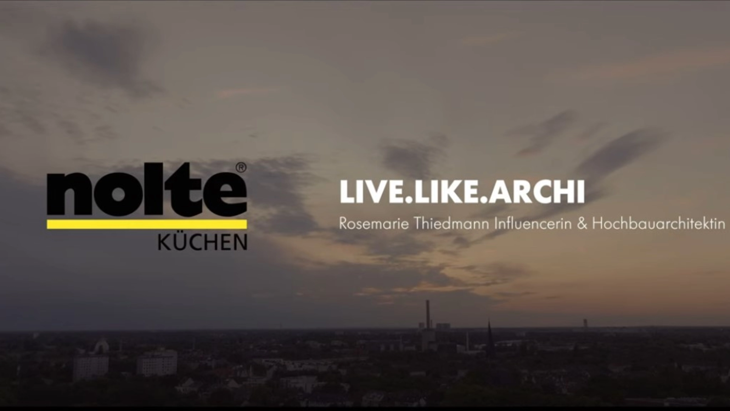 Vista de una ciudad al atardecer con el logo de Nolte Cocina arriba.