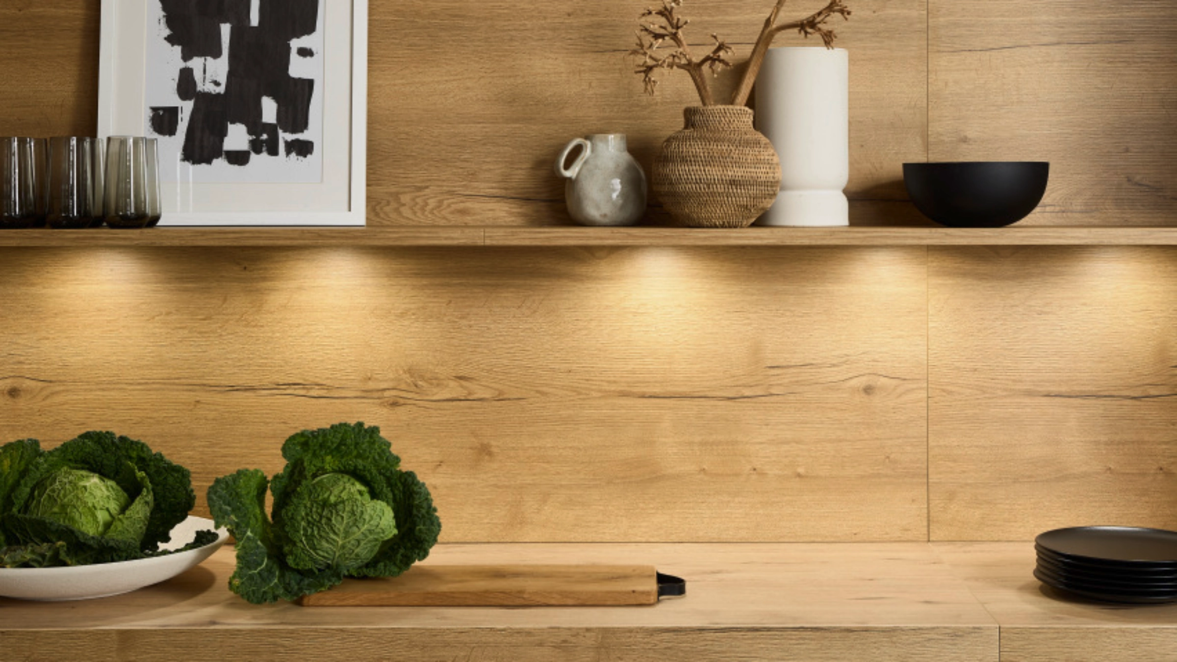 Cucina moderna con effetto legno, scaffali e decorazioni, progettata da Nolte Kitchen.