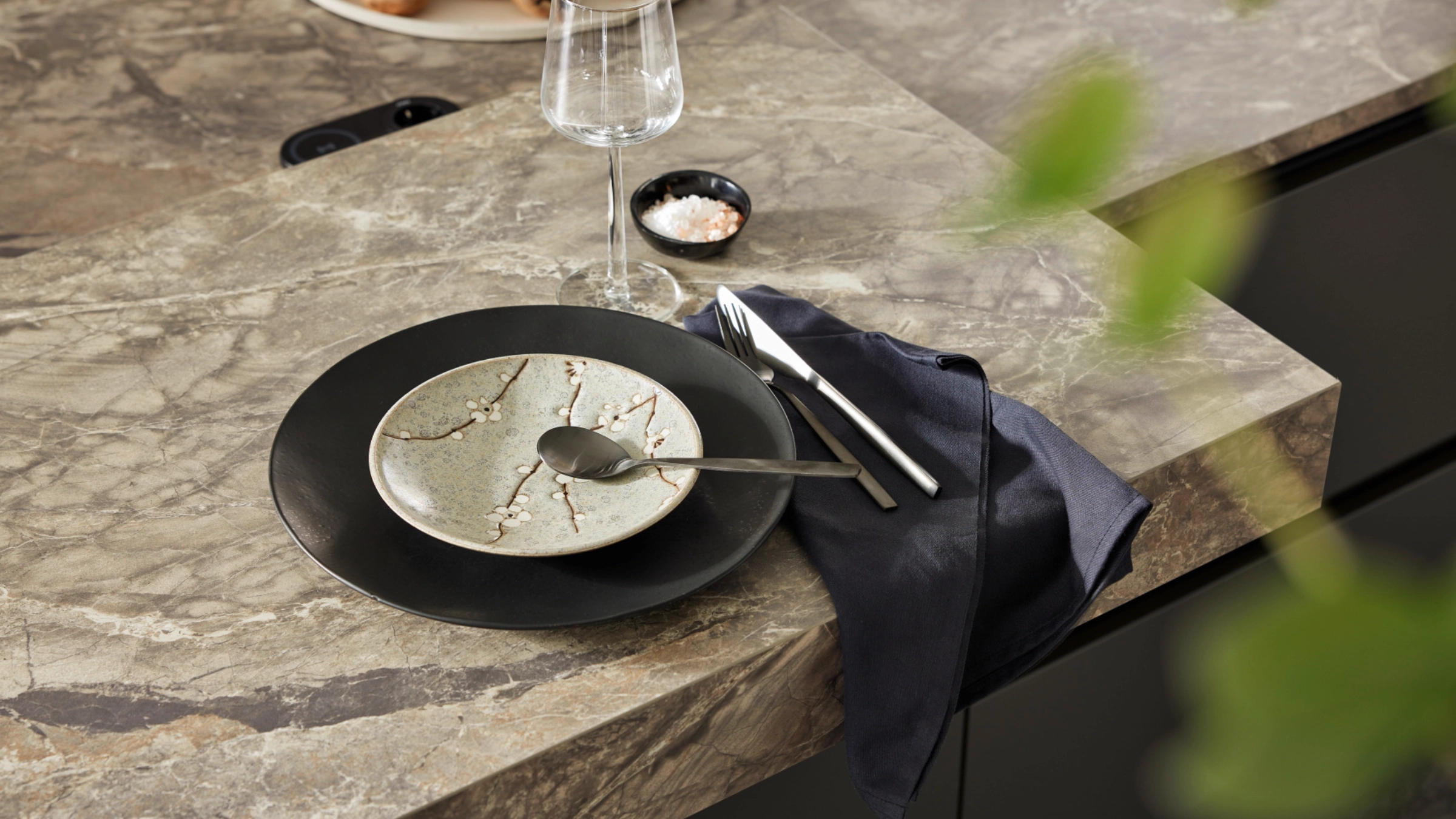 Een stijlvol gedekte tafel met modern servies op een keukenwerkblad van Nolte Kitchen.