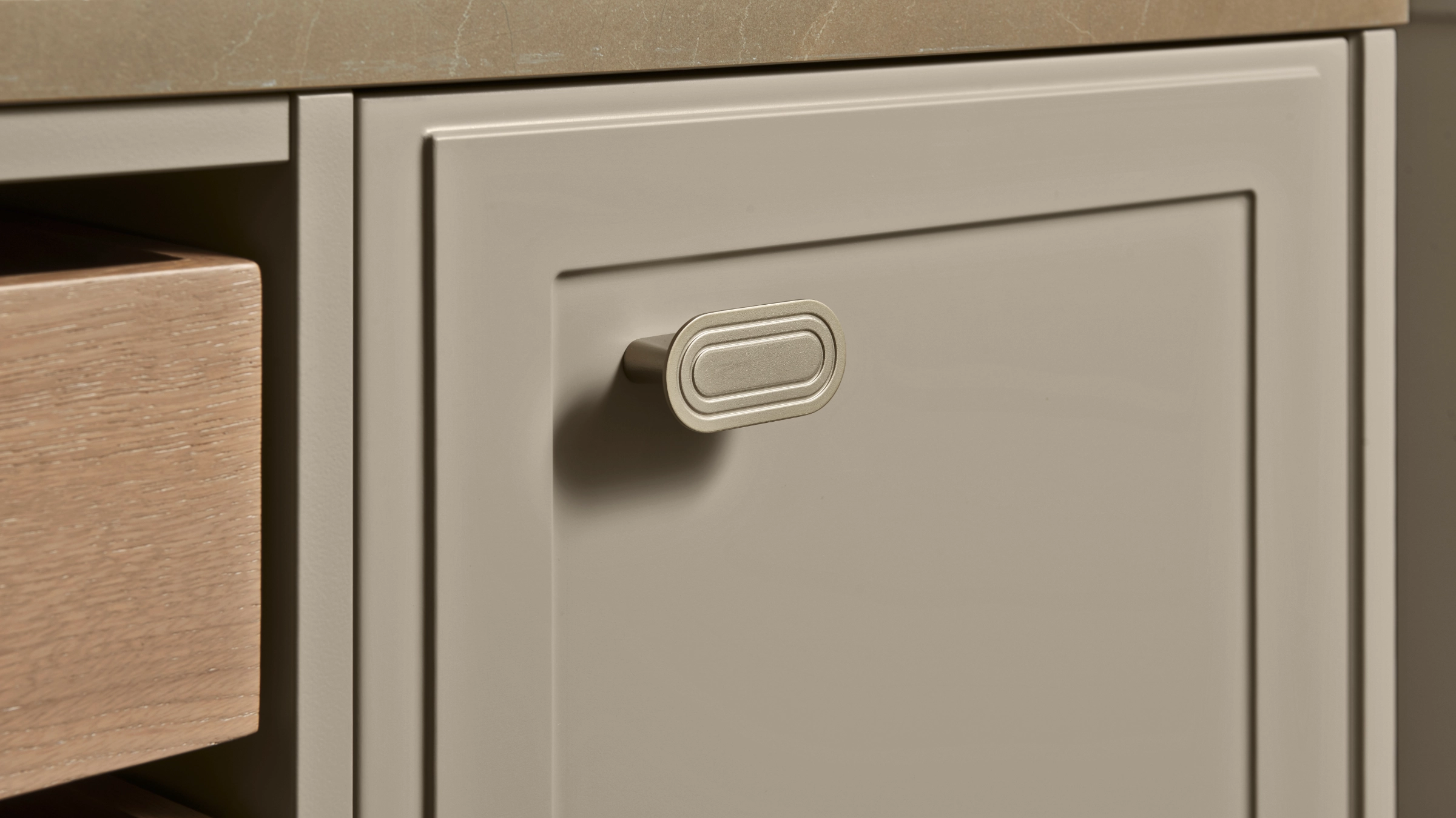 Gros plan d'une porte d'armoire de cuisine avec poignée, partie de Nolte Kitchen.