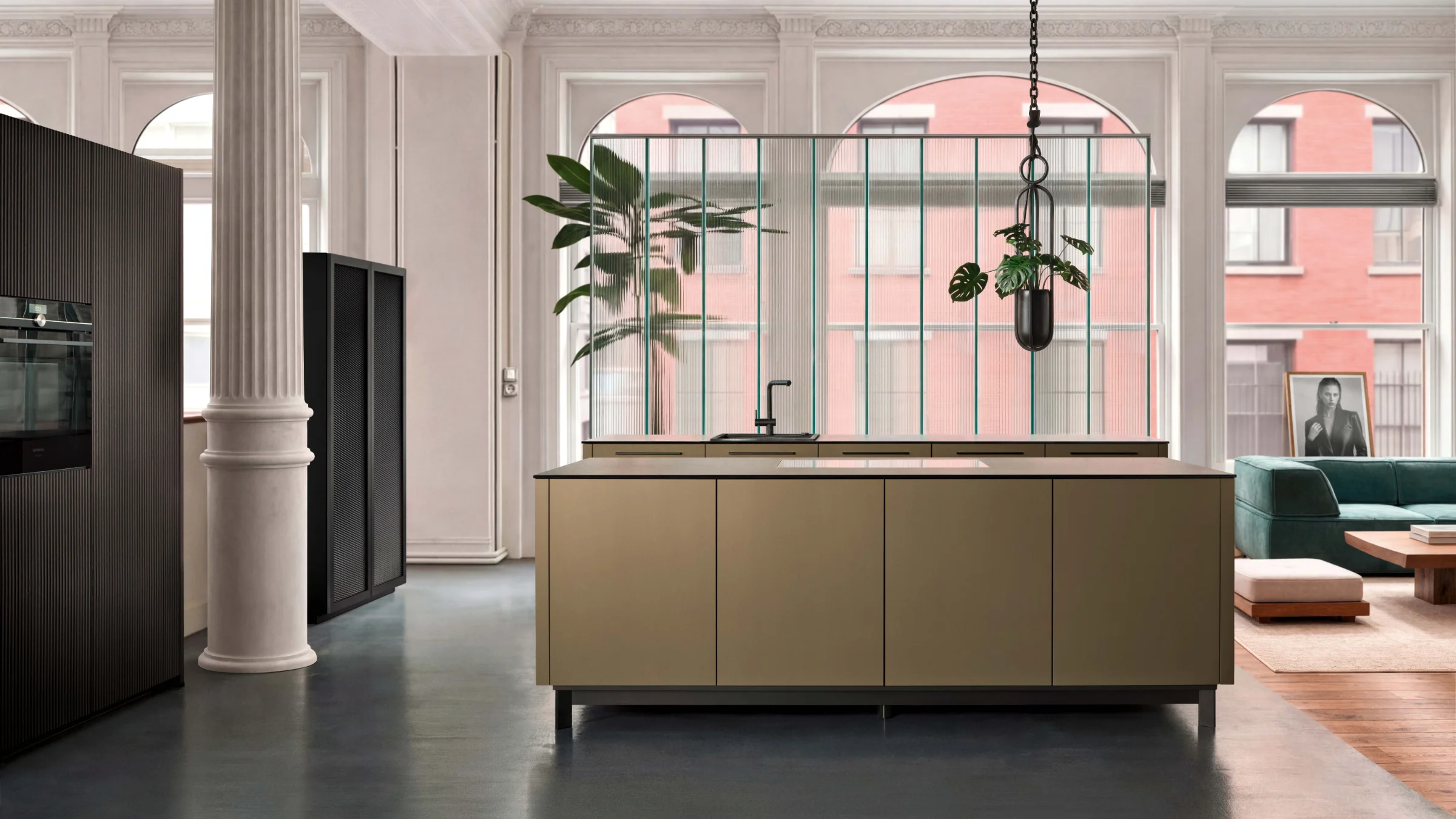 In der modernen Küche mit großen Fenstern und Insel kommt das Design von Nolte Küchen zur Geltung.