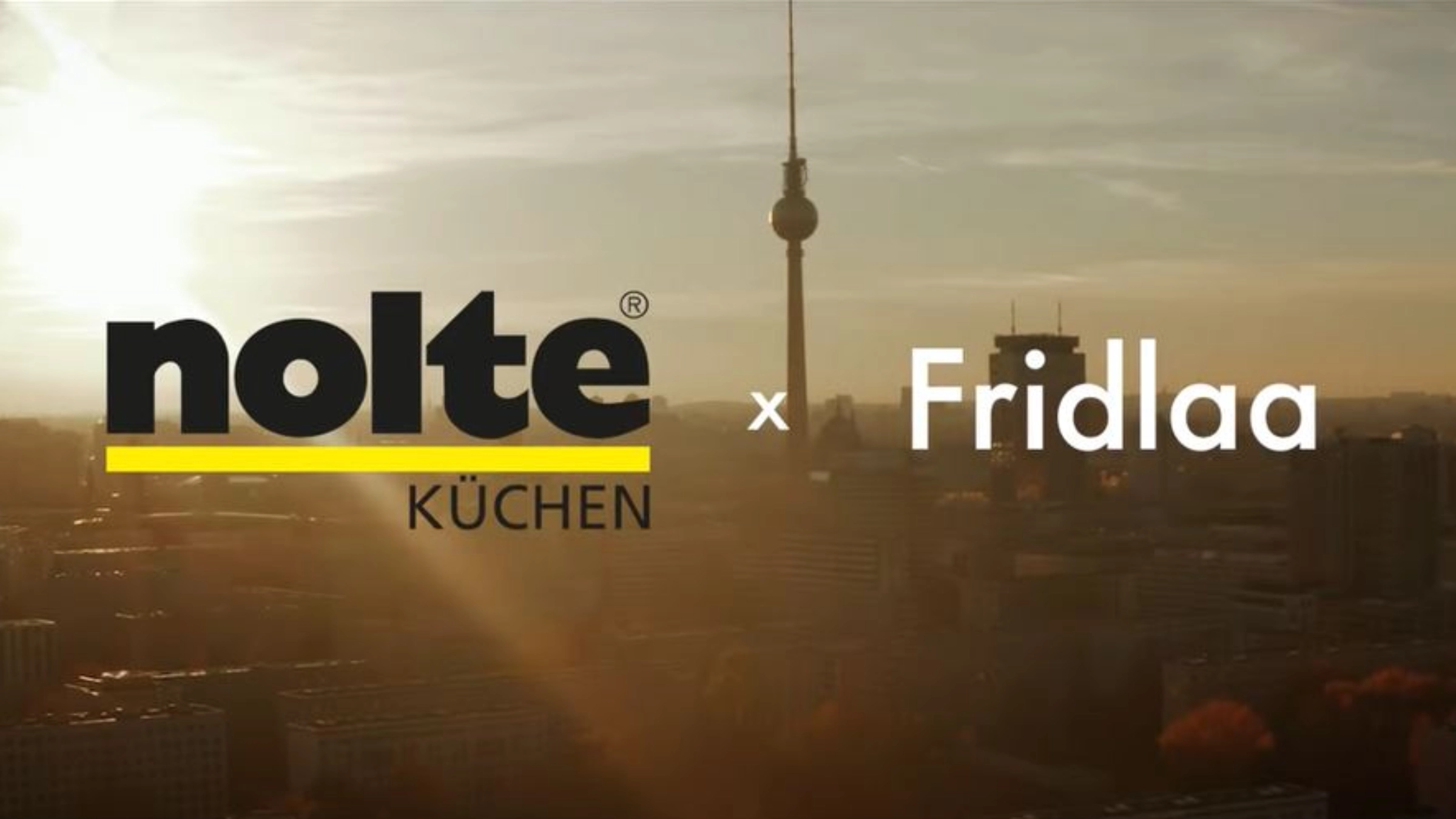 Skyline d'une ville au coucher du soleil avec la tour de télévision, Nolte Kitchen au premier plan.