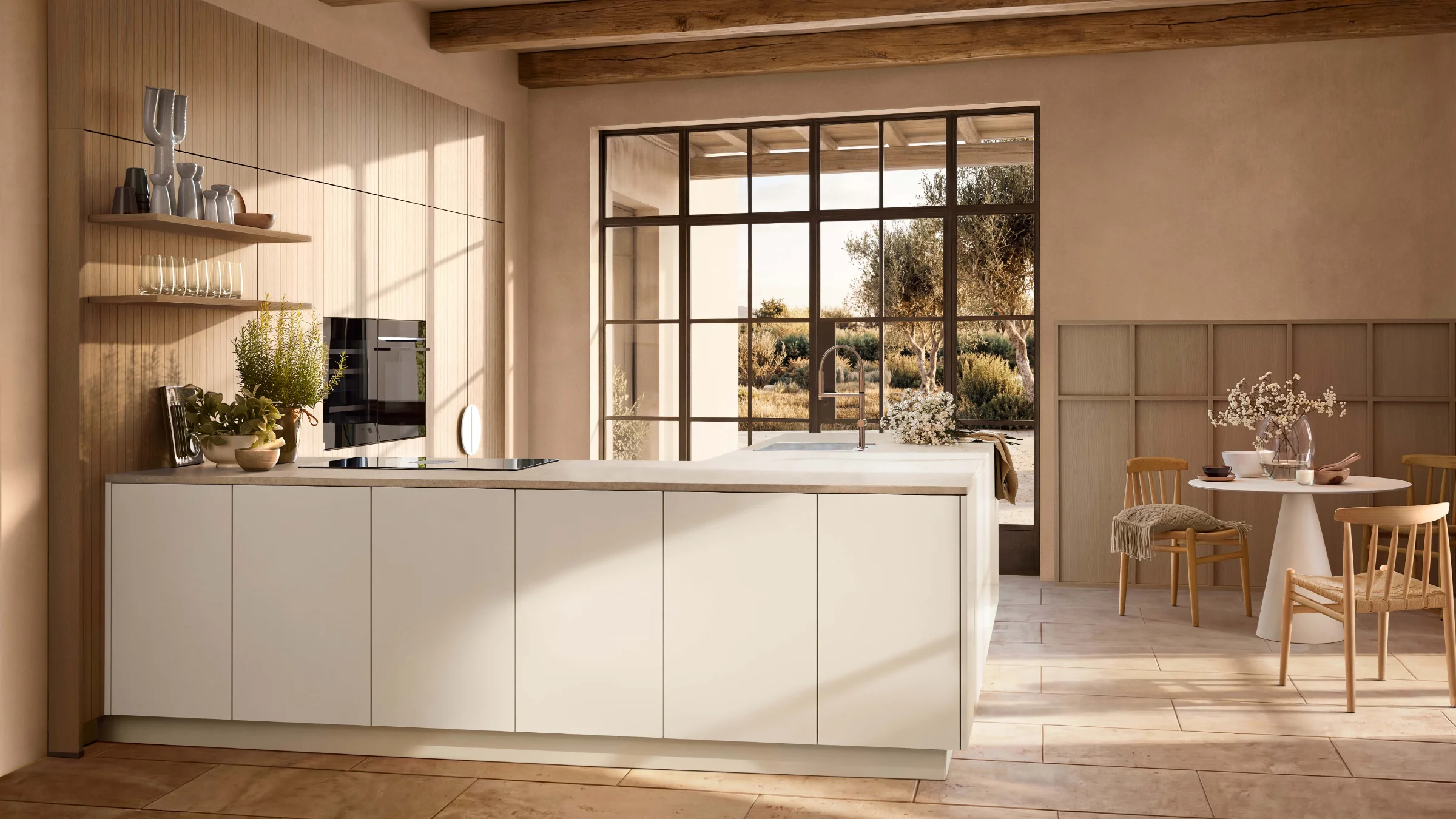 Eine moderne Küche mit großer Fensterfront und Holzelementen. Nolte Küchen.