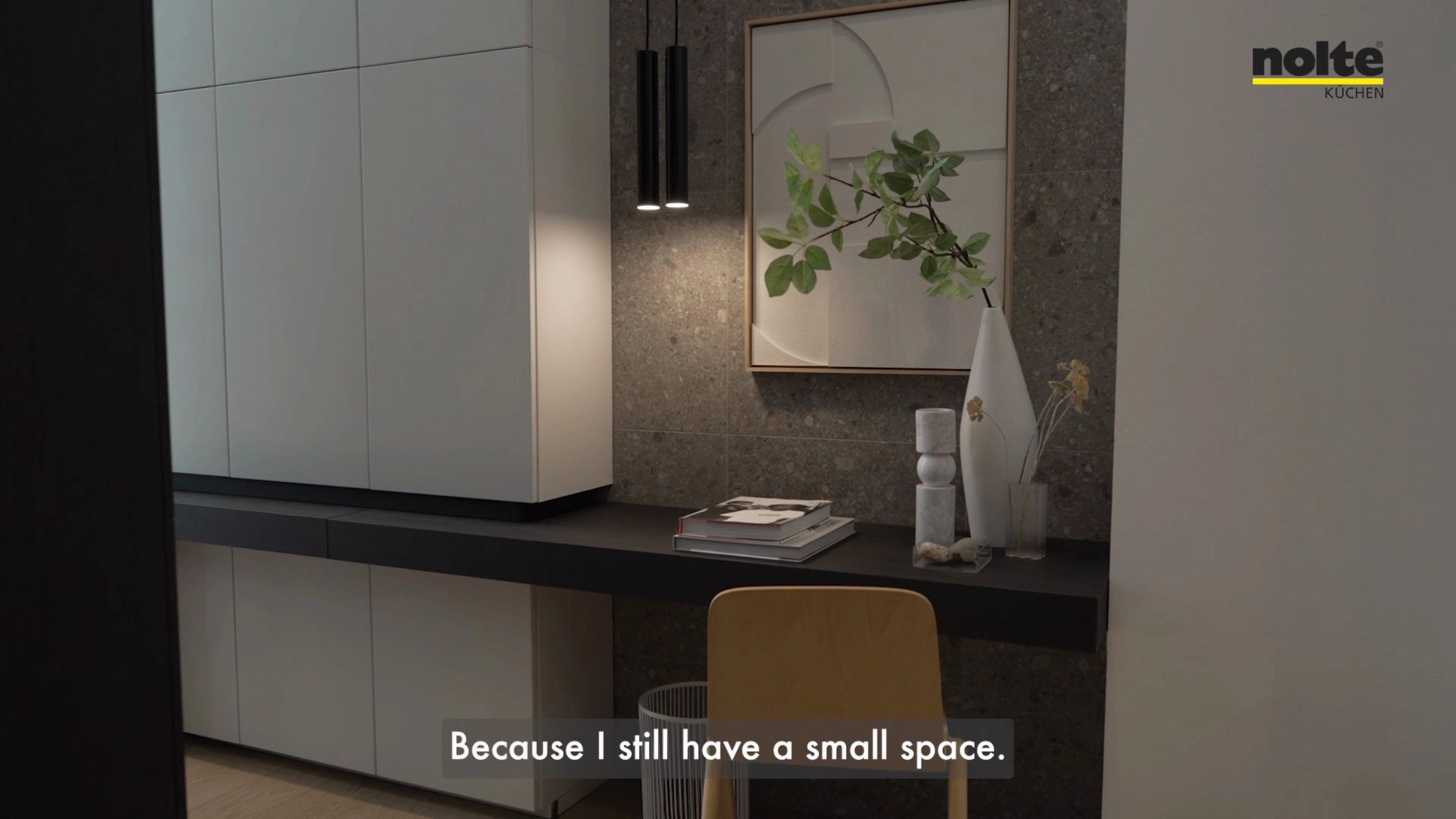 Un salon élégant avec des armoires blanches et des décorations, Nolte Living.