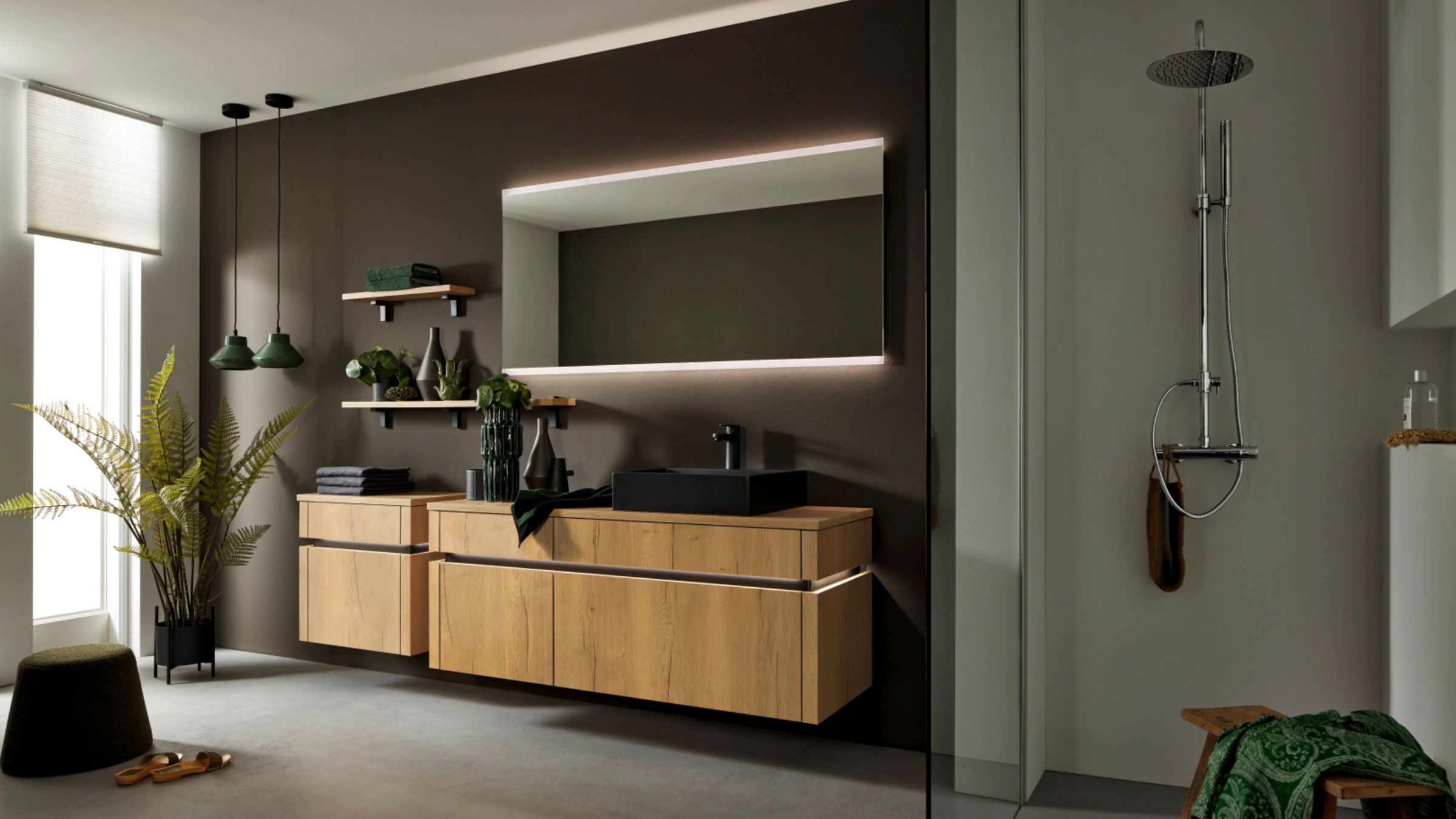 Moderne badkamer met houten wastafel en planken, grote spiegel en regendouche, Nolte SPA.