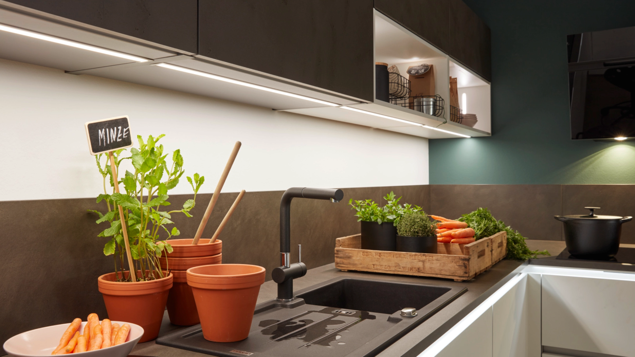 Een moderne keuken met kruiden en groenten op het aanrecht, ingericht door Nolte Kitchen.