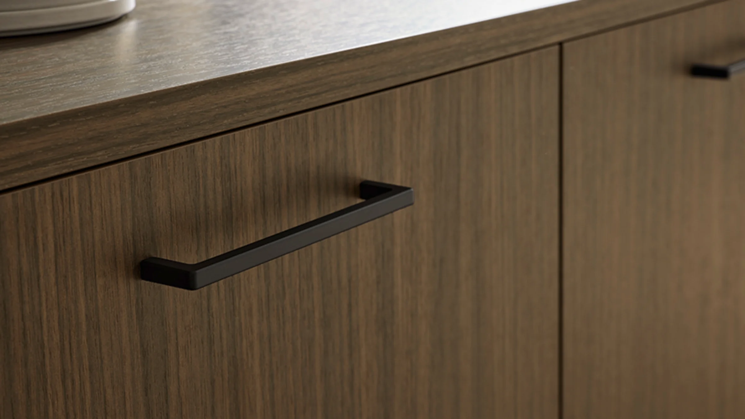 Façades pour la cuisine, la buanderie, le séjour ou la salle de bains. Nolte Küchen offre plus que des cuisines. Ici à voir le programme de façades MANHATTAN UNI avec le décor chêne noir avec poignées.