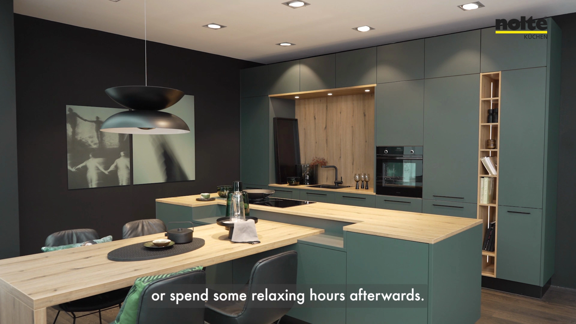 Une cuisine moderne avec des placards verts et des plans de travail en bois, aménagée par Nolte Kitchen.