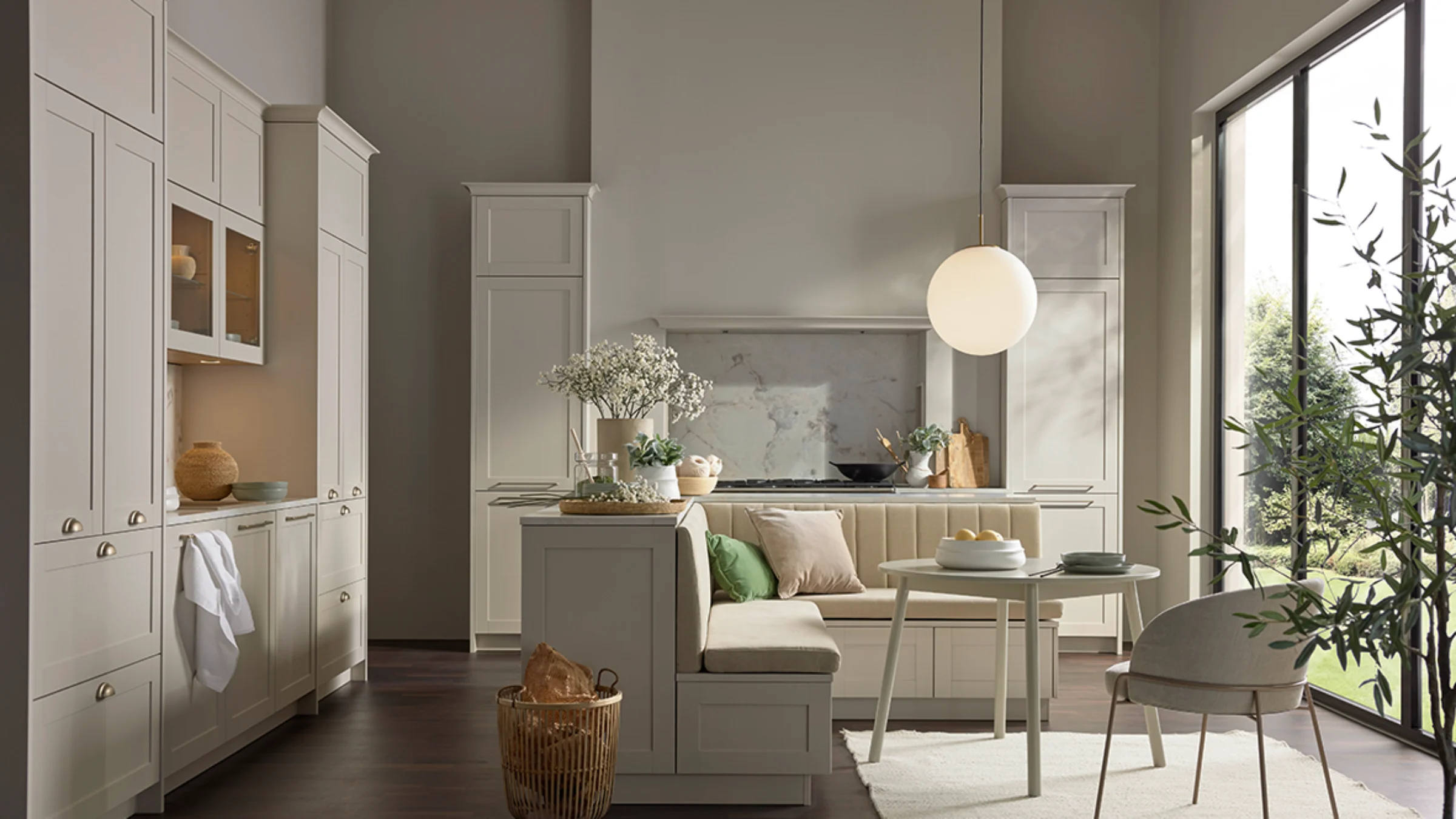 Lichte Nolte Küchen in landhuisstijl met de front CHESTER in Sahara, geïntegreerde zitbank, klassieke frame-look en grote ramen die veel daglicht in de ruimte brengen.