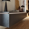 Een modern woonkamer met zwevend dressoir en decoratieve elementen; Nolte Living.