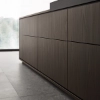 Une cuisine moderne avec façades en bois et vue extérieure, conçue par Nolte Kitchen.