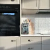 Eine moderne Küche mit weißen Schränken und Holzdetails, perfekt ergänzt durch Nolte Küchen.