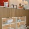Une étagère élégante avec vaisselle dans un espace moderne, mise en valeur par Nolte Living.