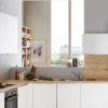Une cuisine moderne avec des armoires blanches et des accents en bois, conçue par Nolte Kitchen.
