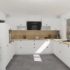 In einer modernen Küche mit weißen Schränken und Holzdetails wird das Design von Nolte Küchen präsentiert.