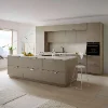 Eine moderne Einbauküche mit Kochinsel in einem hellen Raum, Nolte Küchen.
