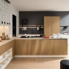 Eine moderne Küche mit Holzfronten und großen Fenstern, gestaltet von Nolte Küchen.