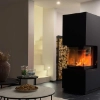 Un salon moderne avec cheminée et éléments décoratifs, assortis à Nolte Living.