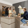 Een moderne keuken met vier mensen die samen koken. Nolte Keukens.