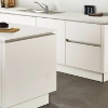 Een moderne, witte keuken met een eiland en roestvrijstalen gootsteen, Nolte Keukens.