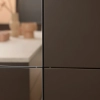 Een moderne keuken met donkere kasten en een licht werkblad, Nolte Kitchen.