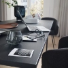 Un salon moderne avec table, ordinateur portable et éléments déco, assortis à Nolte Living.