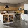 Eine moderne Küche mit Holz- und Weißelementen; Nolte Küchen.