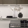 Eine moderne Küchentheke mit Blumendekor und stilvollen Armaturen, Nolte Küchen.