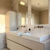 Ein modernes Badezimmer mit zwei Waschbecken und großem Spiegel, Teil des Nolte SPA.