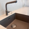 Évier moderne avec plan de travail en marbre de Nolte Kitchen.