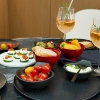Table élégant avec snacks et boissons dans une ambiance moderne de Nolte Kitchen.