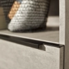 Ein modernes Küchendesign mit grauen Strukturen, präsentiert von Nolte Küchen.