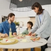Une famille prépare le petit-déjeuner ensemble dans une cuisine moderne Nolte.