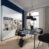 Un salon moderne avec une élégante bibliothèque, table et chaises assorties à Nolte Living.