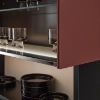 Étagère ouverte avec verres et assiettes noires au design moderne, Nolte Living.