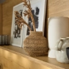Dekorative Accessoires auf einem Holzbord in einer Küche von Nolte Küchen.