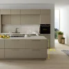 Een moderne keuken met eiland en beige fronten, gepresenteerd door Nolte Kitchen.