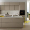 Eine moderne Küche mit Insel und beige Fronten, präsentiert von Nolte Küchen.